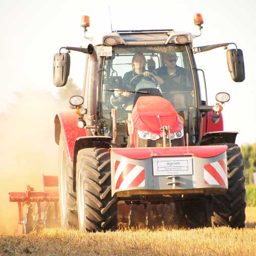 Nick Köbel und Sophia Speck auf dem Traktor